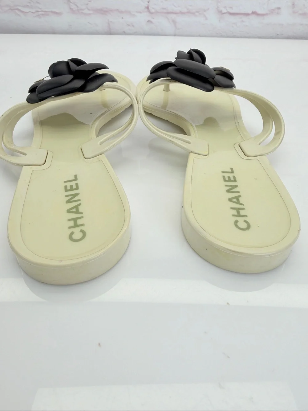 Chanel White/Black Camellia Flower Thong Sandals Size 8.5/39